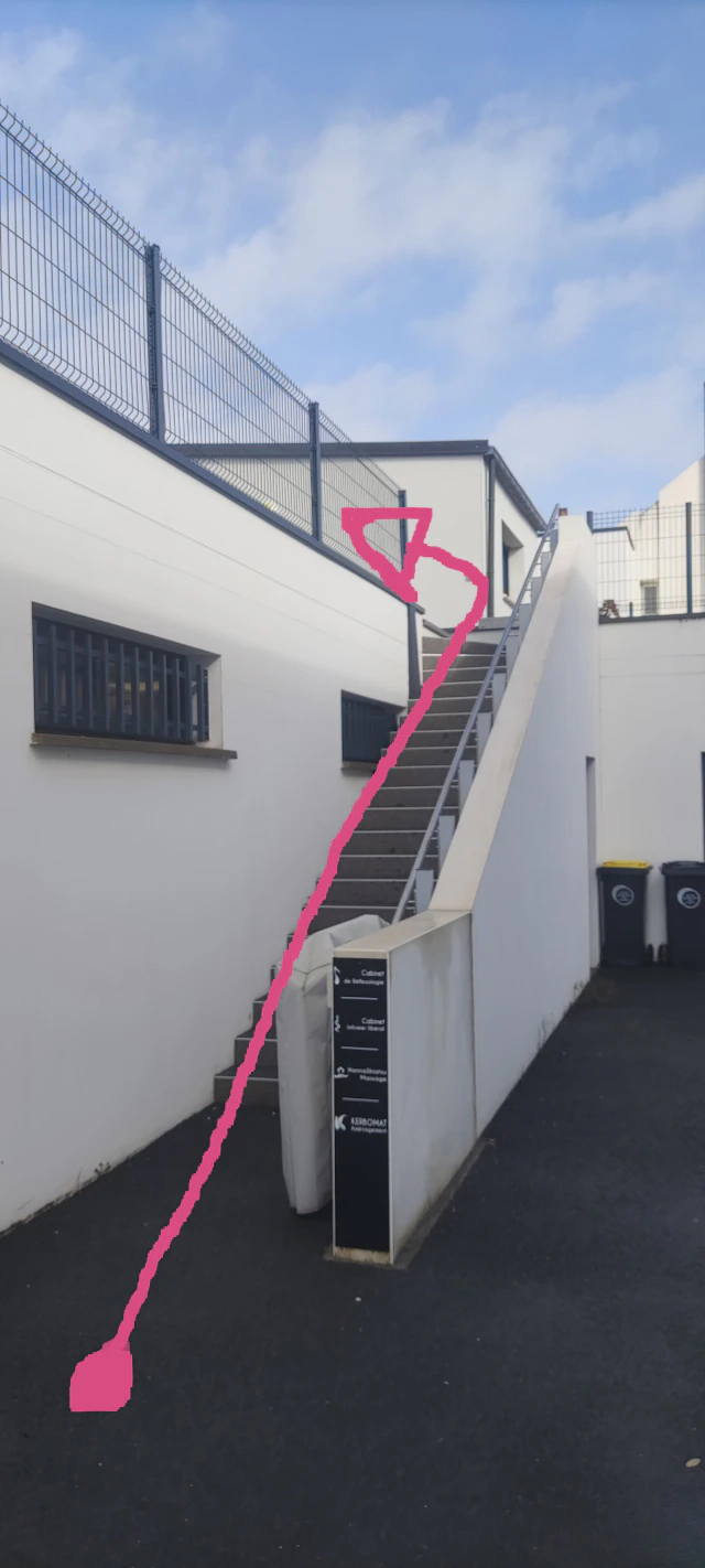 Photo de l'escalier et l'accès PMR derrière la pharmacie de Belz Photo de l'escalier et l'accès PMR derrière la pharmacie de Belz